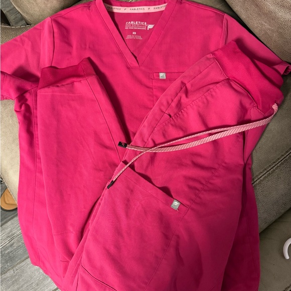 Fabletics Scrub Set - Picture 2 of 2